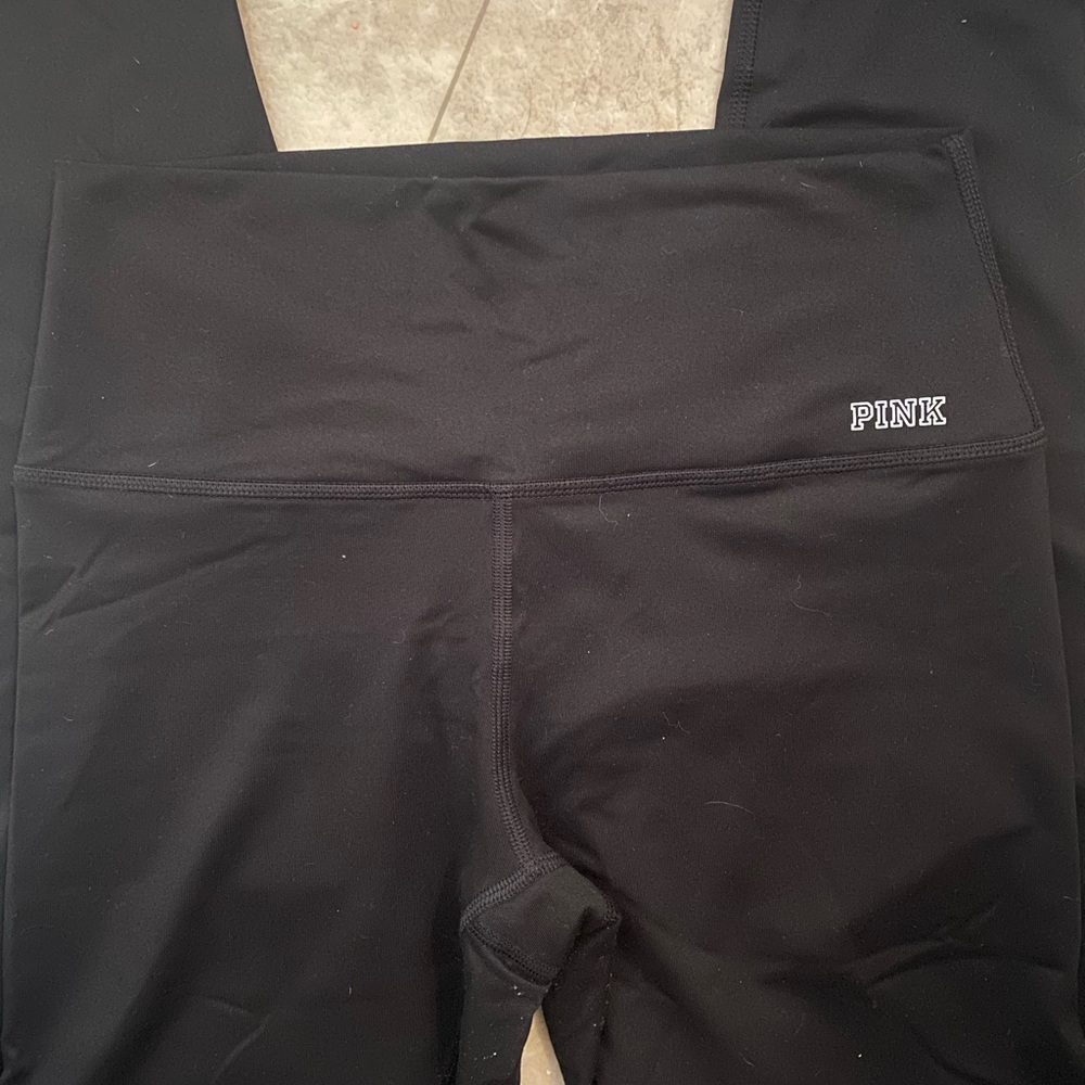 Victoria secret leggings.. size medium black in color..